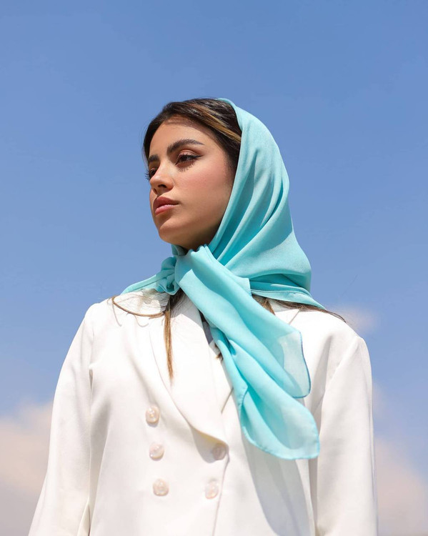 فروش عمده ی (پک 24 عددی) روسری نخی طرح ساده رنگبندی زنانه و دخترانه قواره 120 * 120 سانتی متر