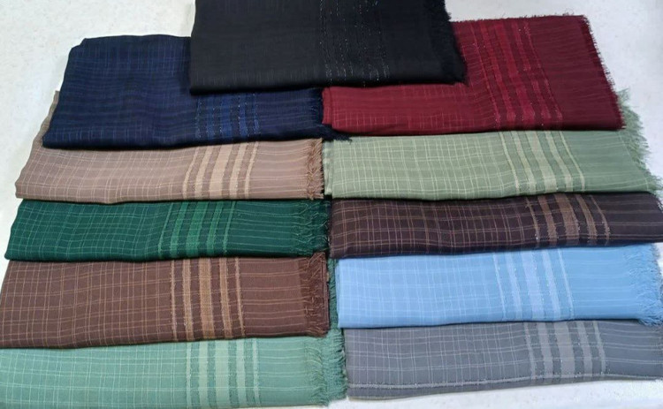 فروش عمده ی (پک 48 عددی) روسری لنین حاشیه لمه ریسه سوزنی خط دار کیفیت اعلا رنگبندی زنانه و دخترانه قواره 120 * 120 سانتی متر